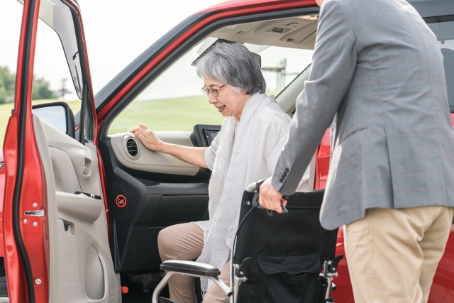 介助スタッフが通院をサポートする様子