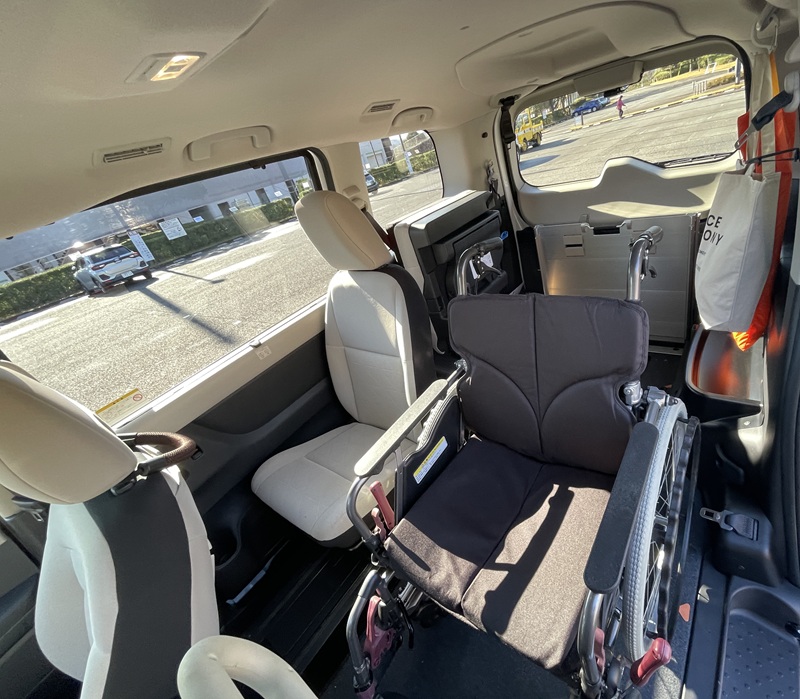 福祉車両 介護タクシー内部　車いす乗車時
