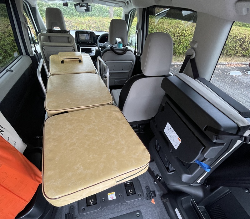 ストレッチャー対応の介護タクシー車内