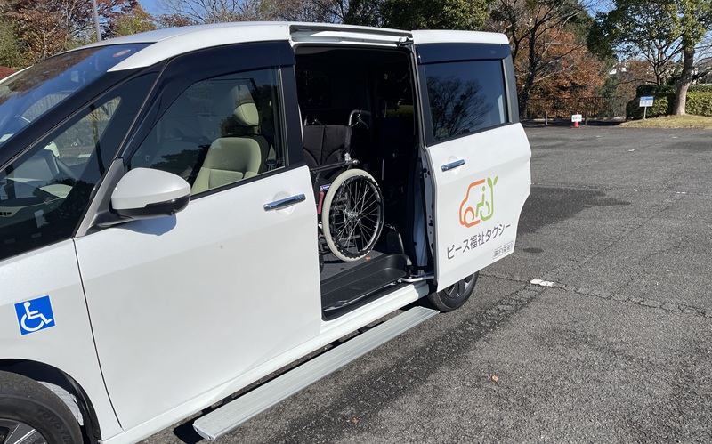 福祉車両 日産セレナ 高さを解消する補助ステップ