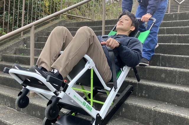 階段昇降機 UDチェアでの安全な移動風景